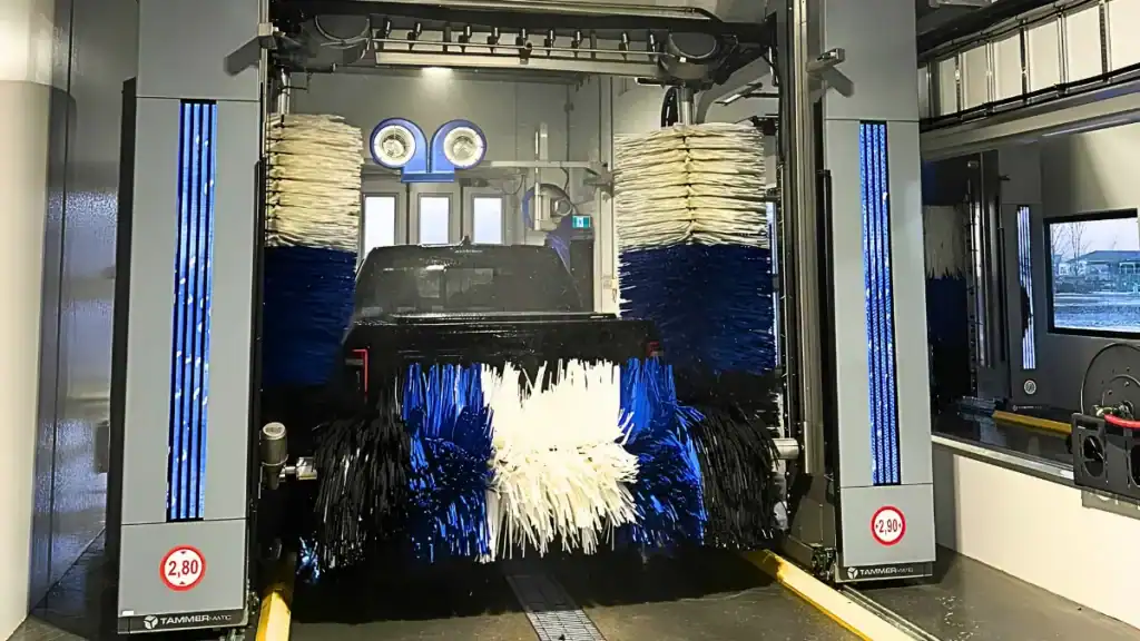 Tammermatic FENiX WW In-bay automatic car wash machine washing a pick-up truck
